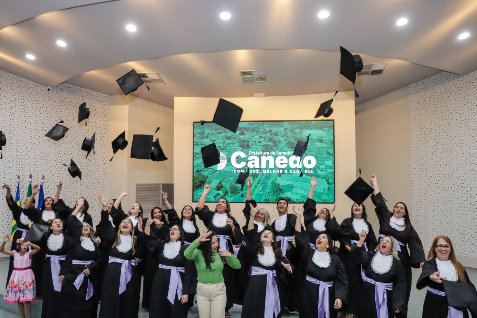 Senador Canedo consolida inovação tecnológica e ultrapassa 360 mil atendimentos digitais em 2025