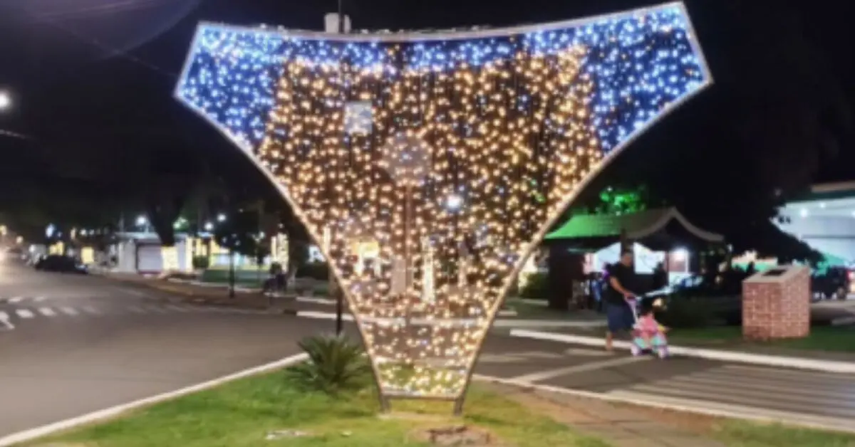 Cidade ganha “calcinha iluminada gigante” como decoração de Natal; veja foto