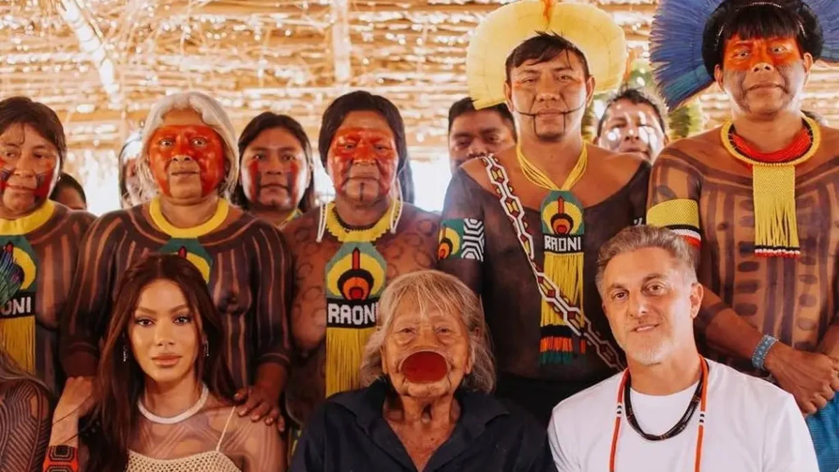Em gravação com indígenas, Luciano Huck proíbe celular e roupa: ‘Limpa a cultura de vocês aí’