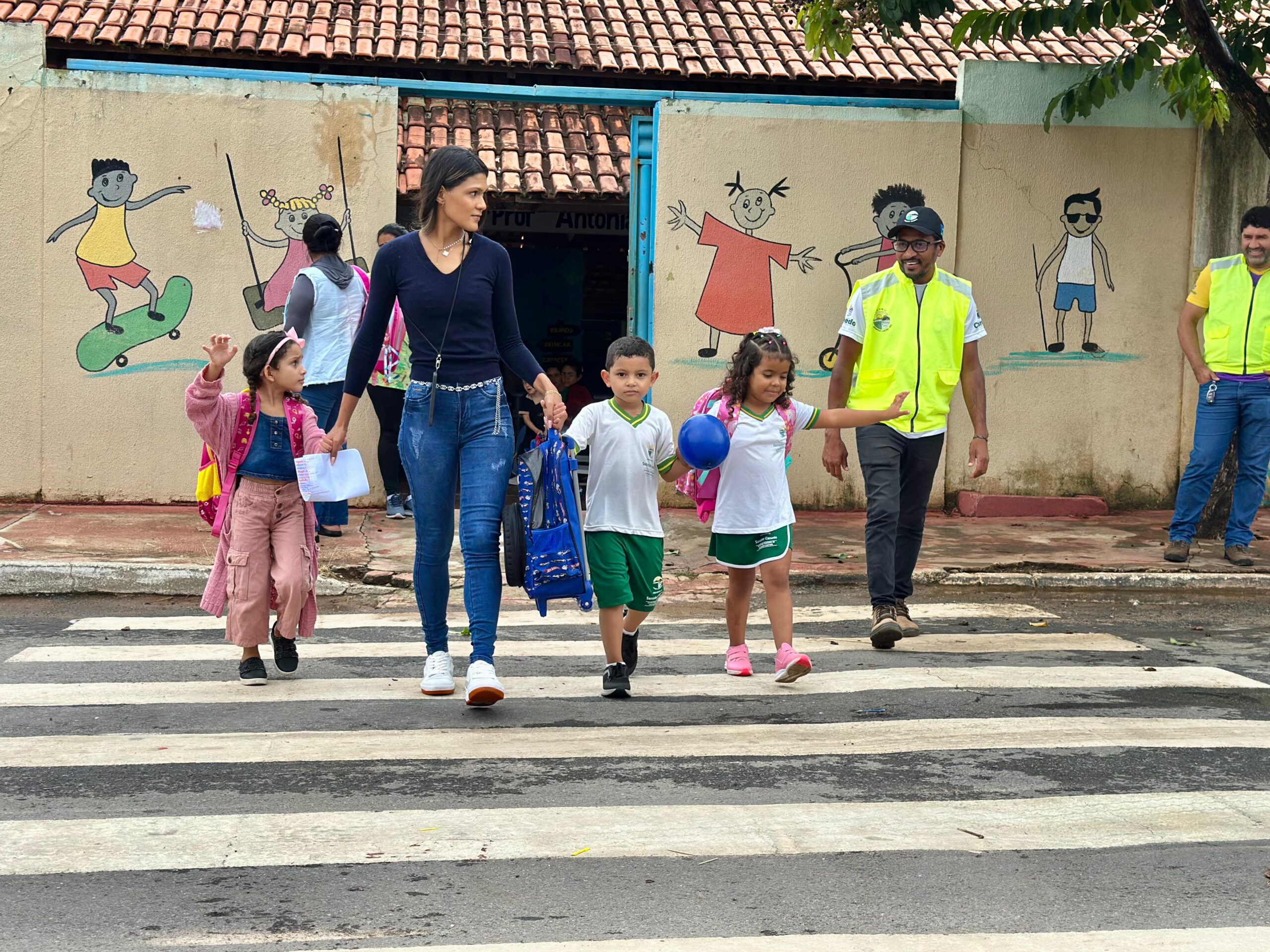 SMT realiza ação de educação no trânsito para pais e alunos da rede em Senador Canedo