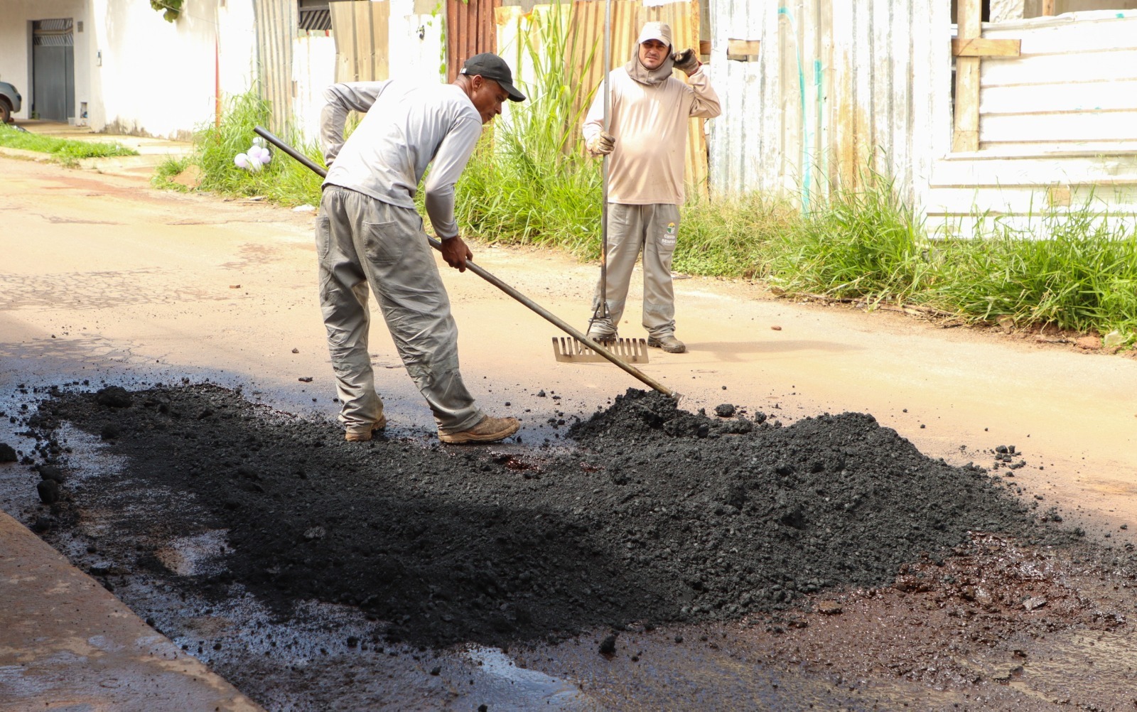 SEINFRA segue com serviços de tapa-buraco em Senador Canedo