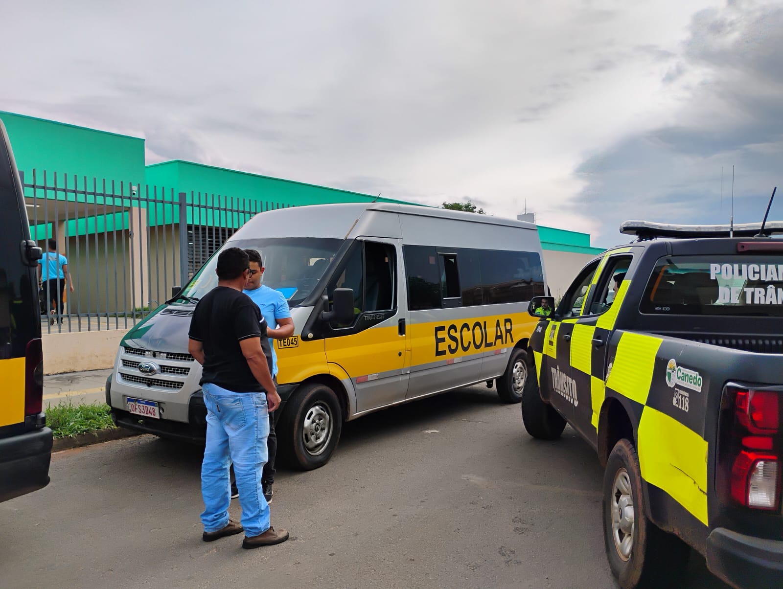 SMT flagra adolescente conduzindo van escolar em Senador Canedo