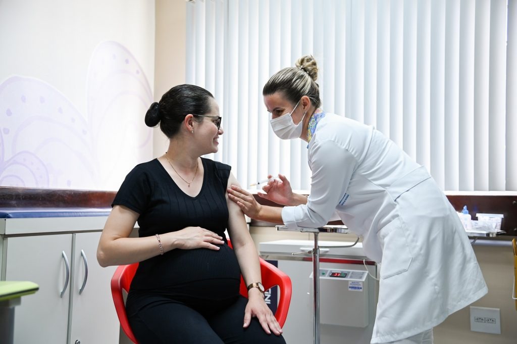 Prefeitura de Senador Canedo amplia acesso à vacinação contra o Vírus Sincicial Respiratório para gestantes