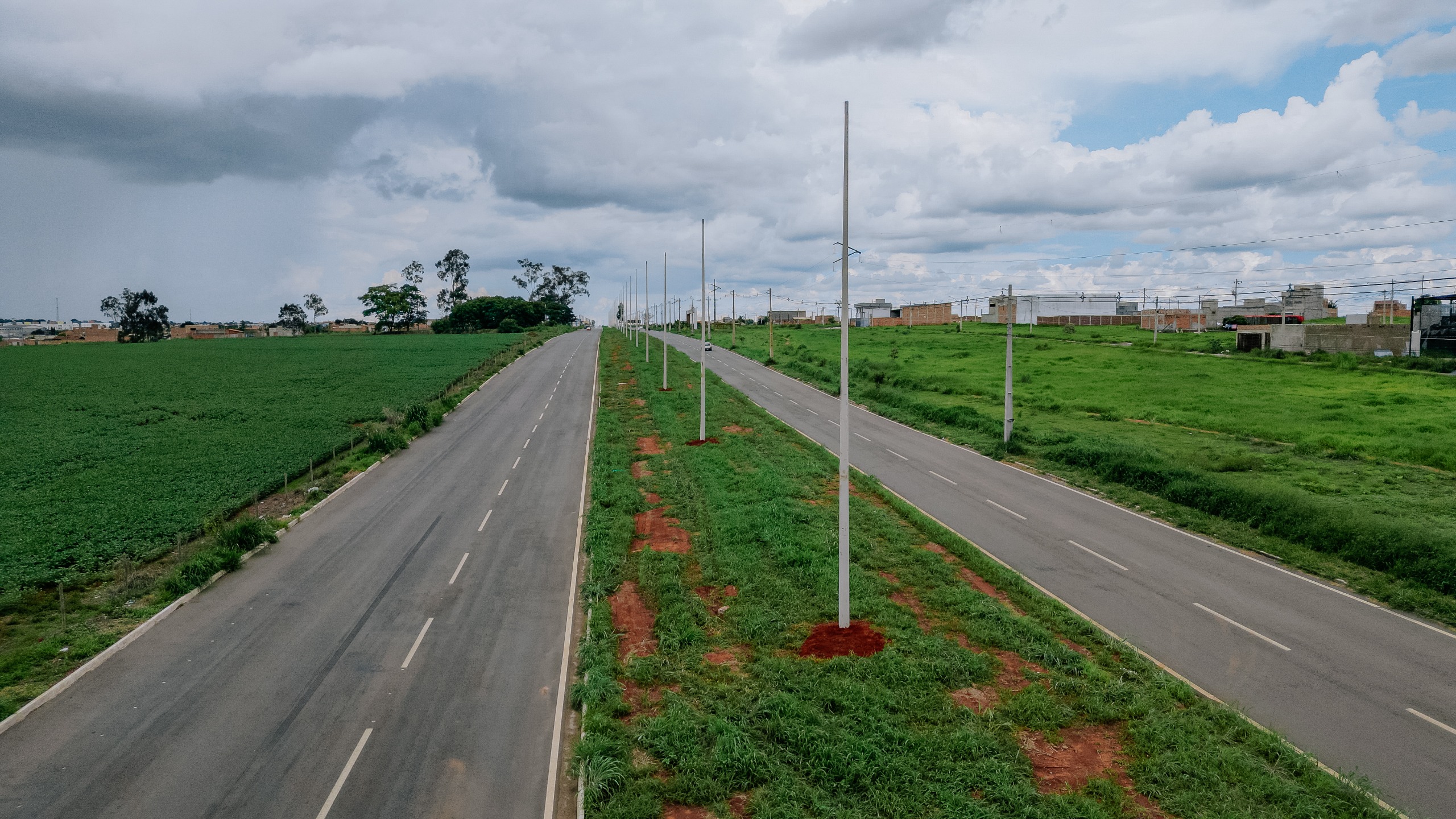 Avenida Progresso recebe novo sistema de iluminação pública em Senador Canedo