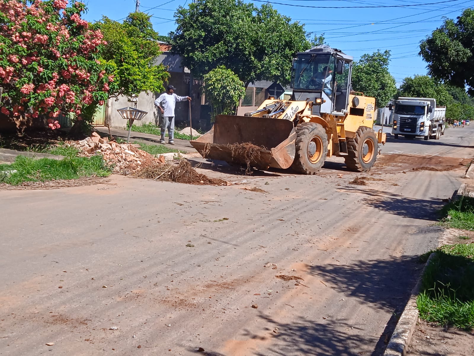 Seinfra realiza frente de trabalho no domingo para remoção de entulho em Senador Canedo