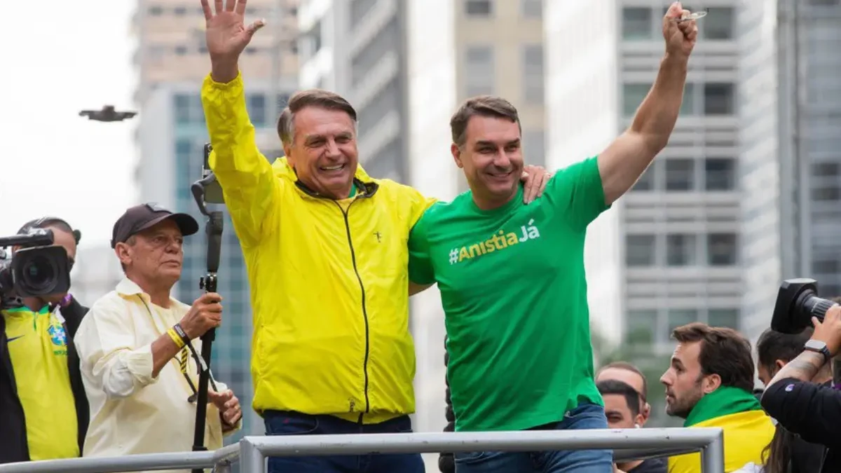 Flávio Bolsonaro pede apoio a todos, todas e ‘todes’ nas redes