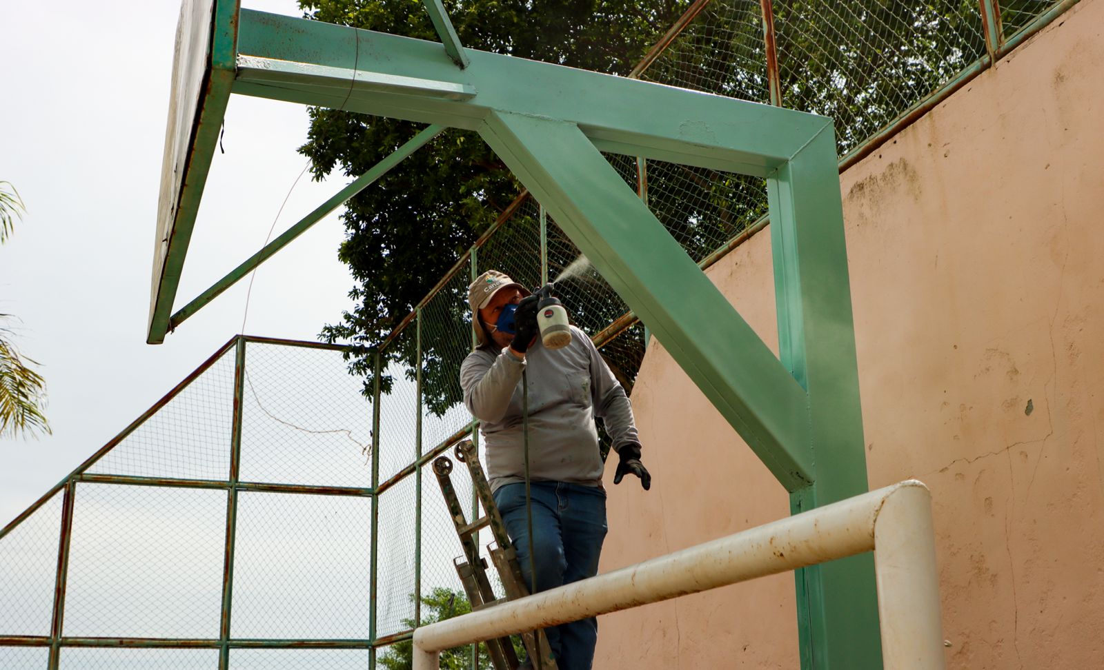 Quadra da Praça Dona Herondina começa a receber nova pintura no Jardim Todos os Santos
