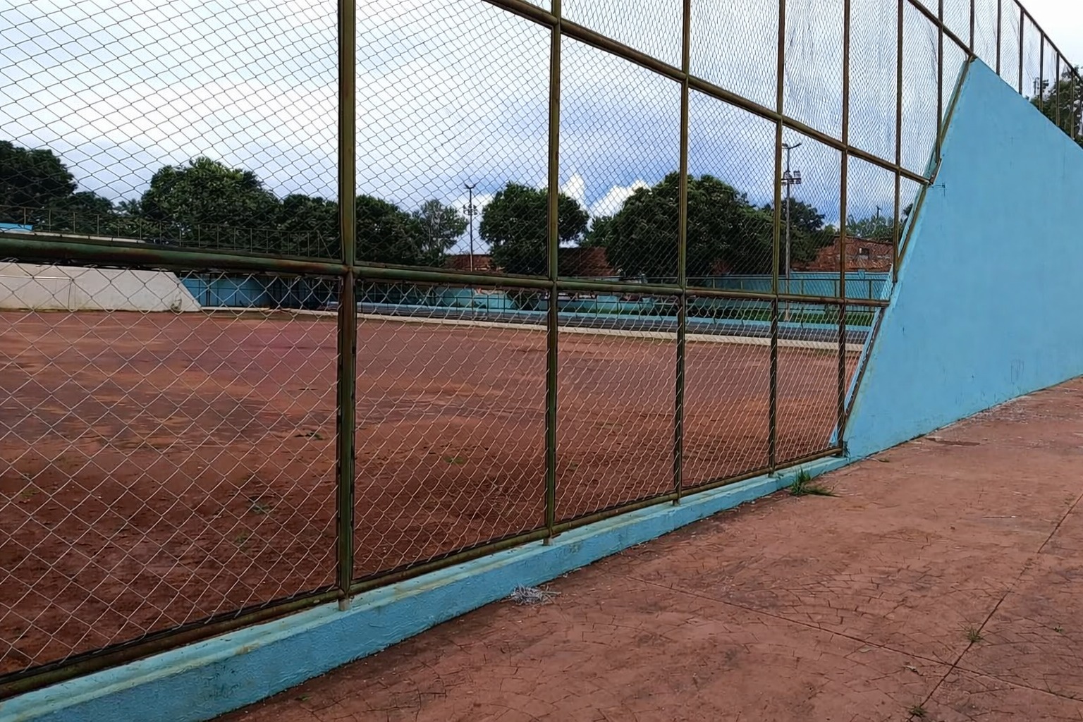 Campo de terra da Vila Galvão recebe novo alambrado