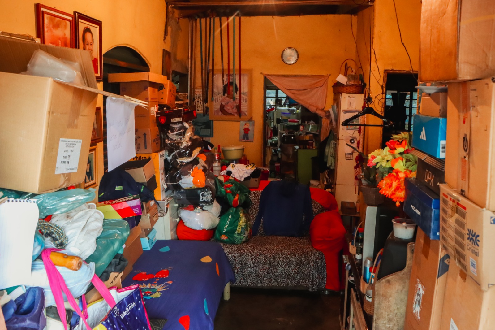 Senador Canedo realiza limpeza em residência após denúncias de acúmulo extremo no Morada do Morro