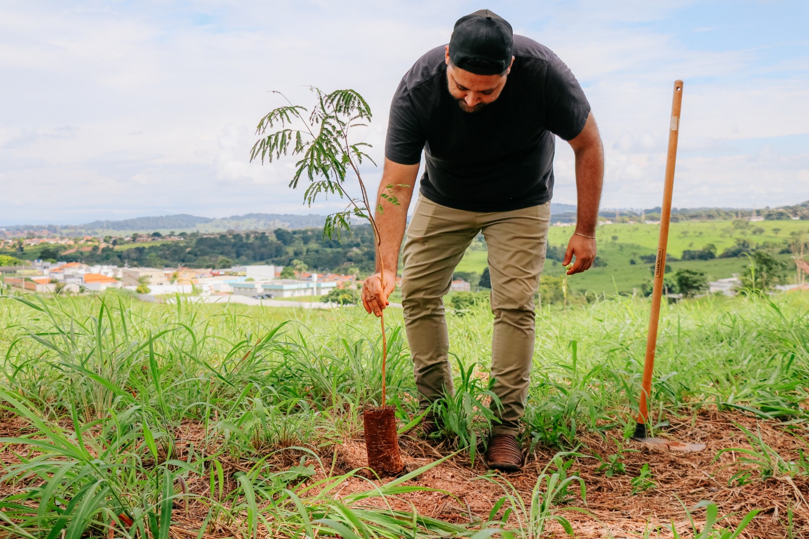 AMMA realiza plantio participativo de mudas no Residencial Flor do Ipê