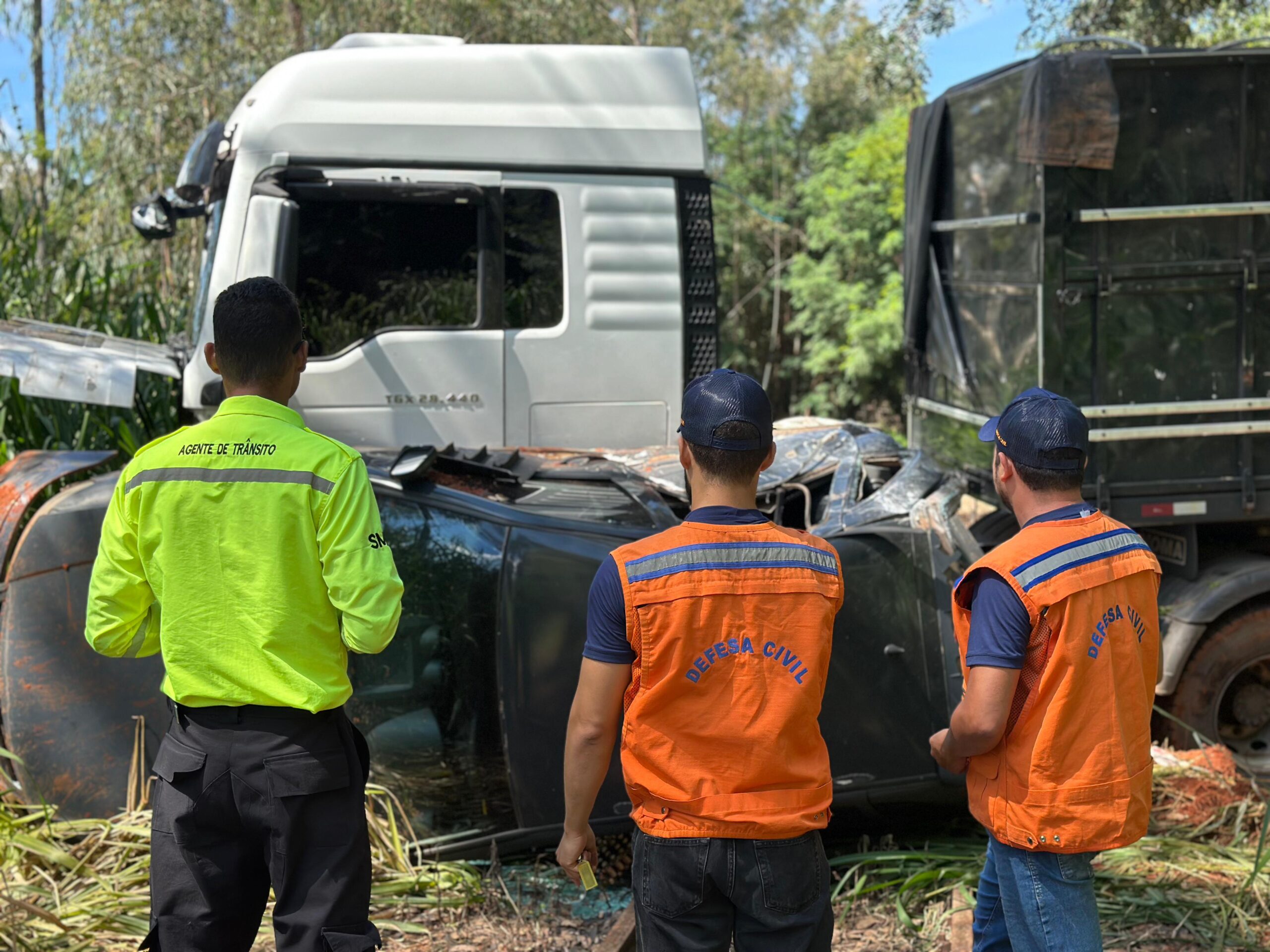 Caminhão atinge quatro carros em Senador Canedo