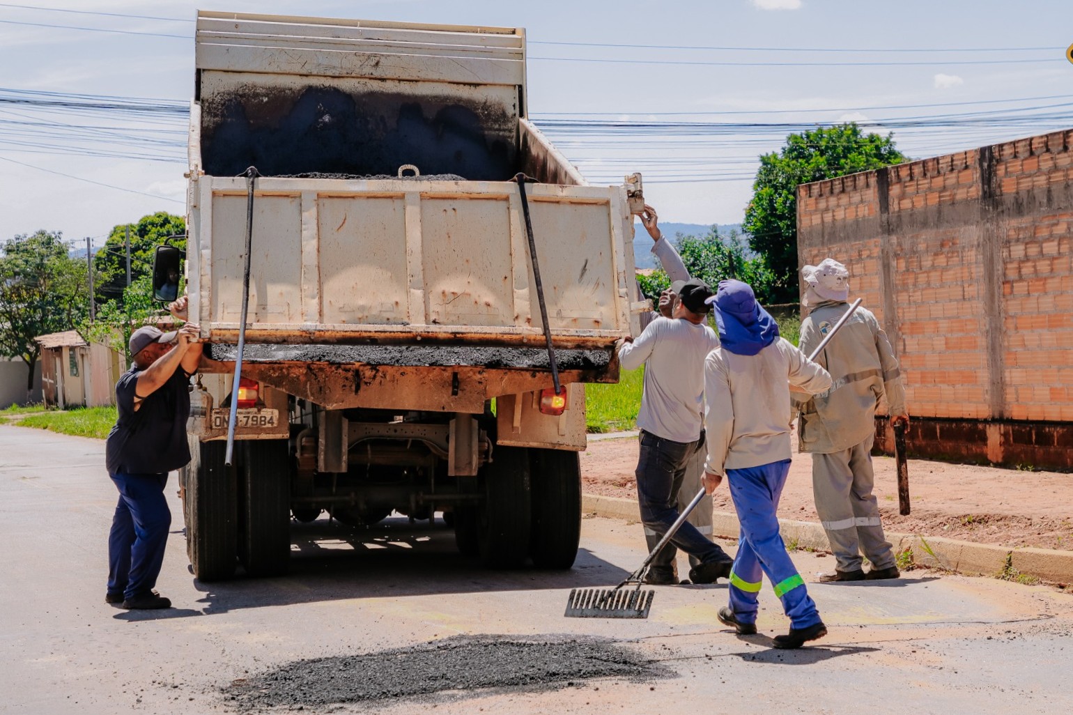 Tapa-buraco atende bairros e reforça manutenção viária em Senador Canedo