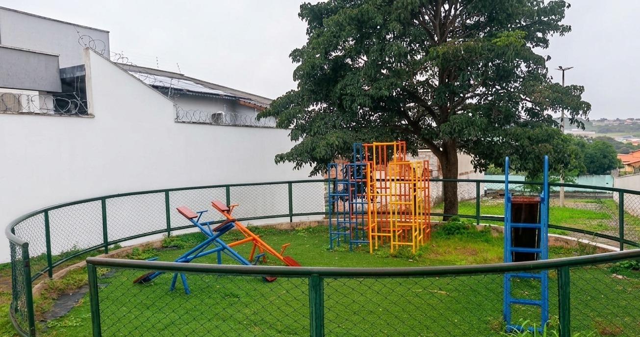 Manutenção em área próxima à USF Vila Galvão qualifica espaço de convivência