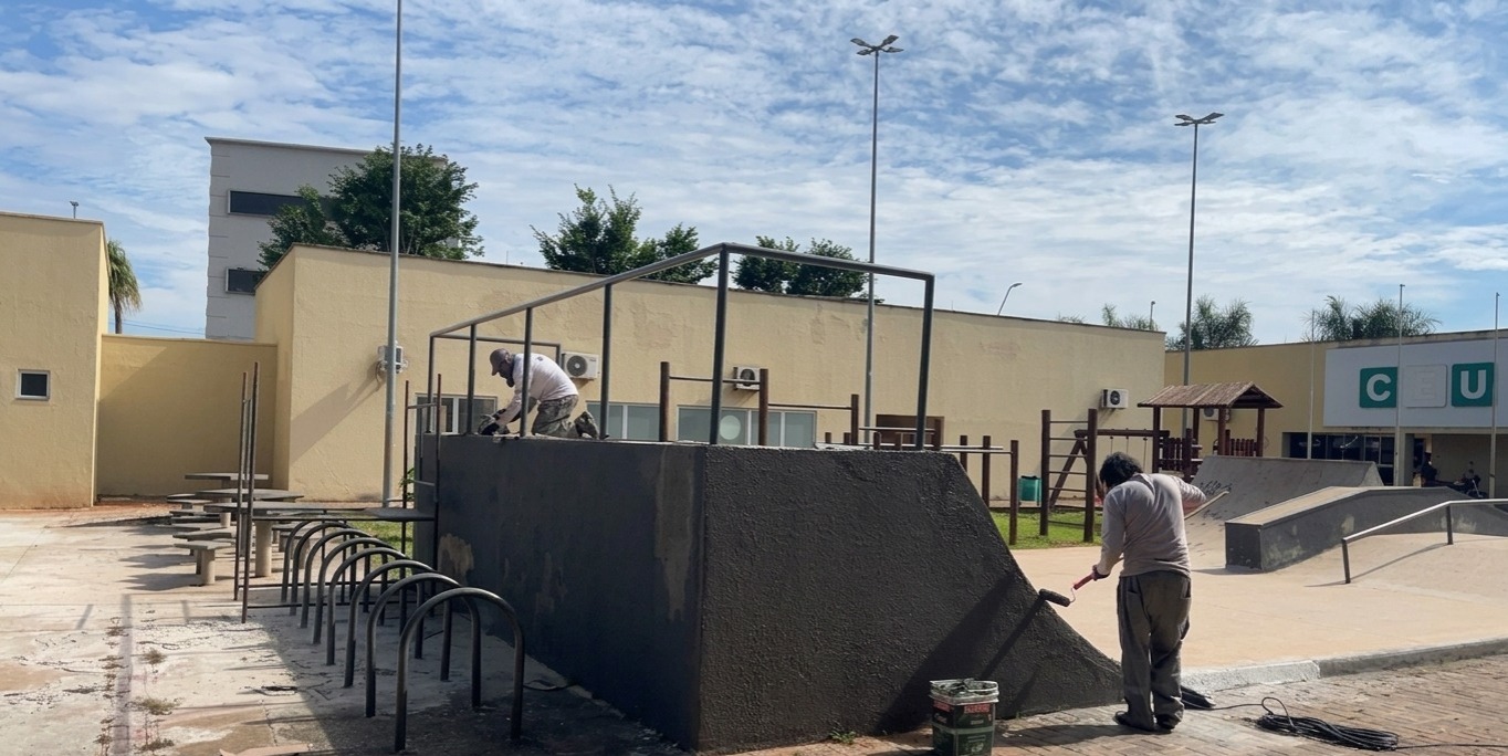 Praça Criativa do Jardim das Oliveiras recebe pintura na pista de skate