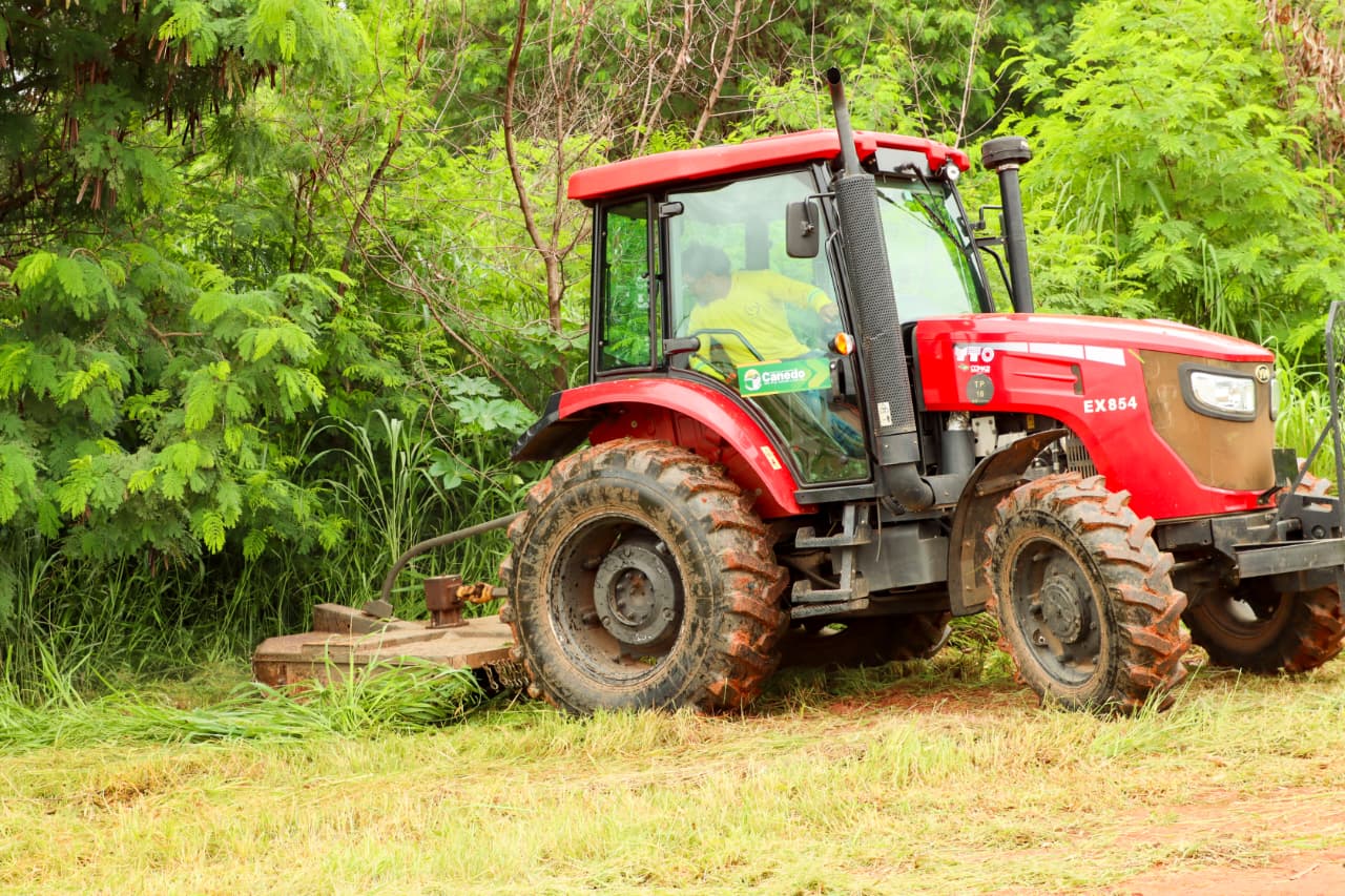 Roçagem com tratores reforça limpeza urbana em cinco regiões de Senador Canedo