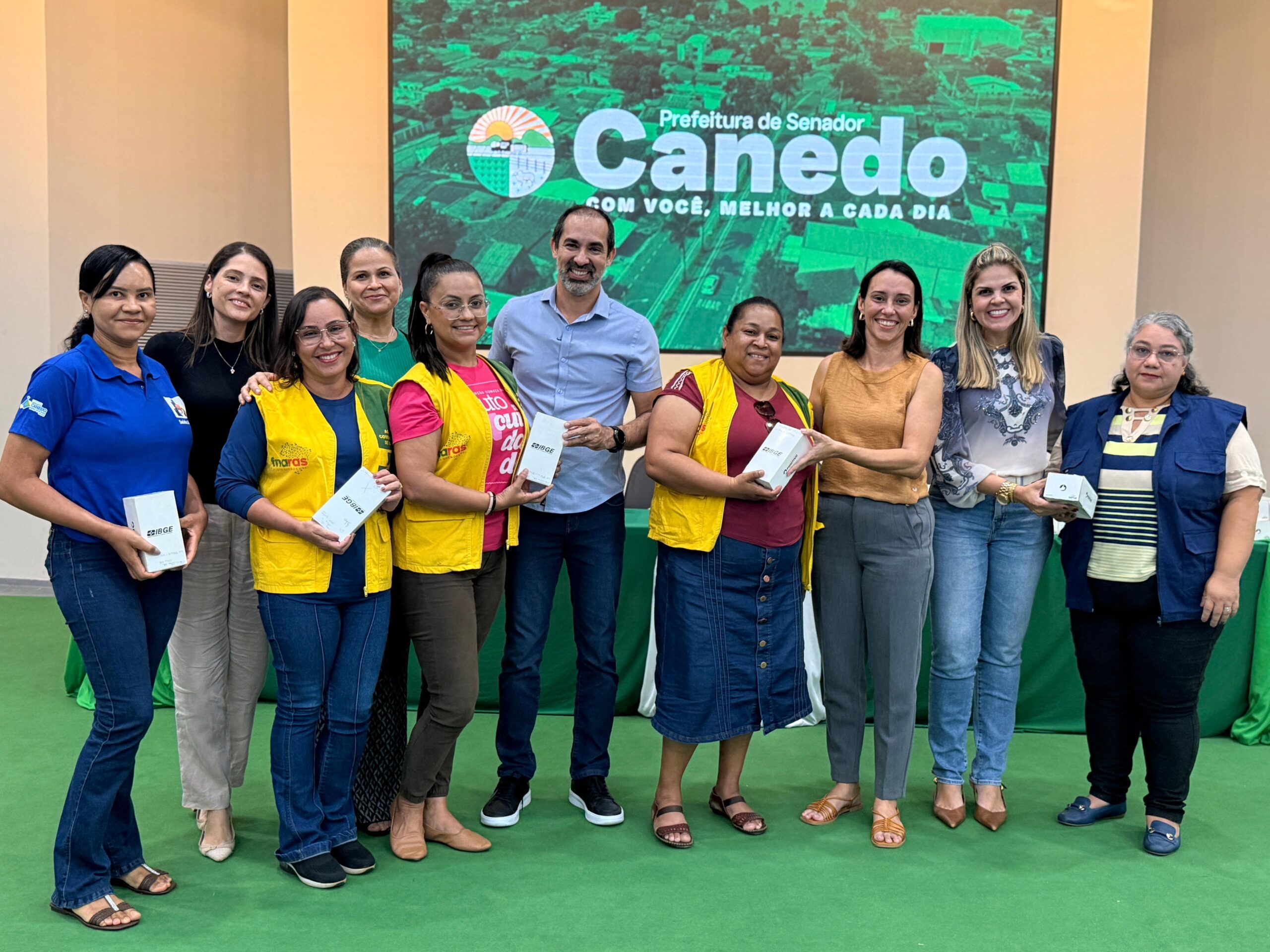 Pellozo entrega celulares para agentes comunitários de saúde em Senador Canedo