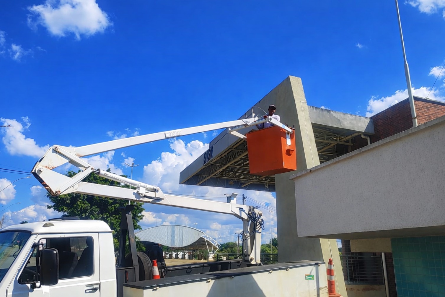 Manutenções reforçam iluminação e conservação de espaços públicos em Senador Canedo