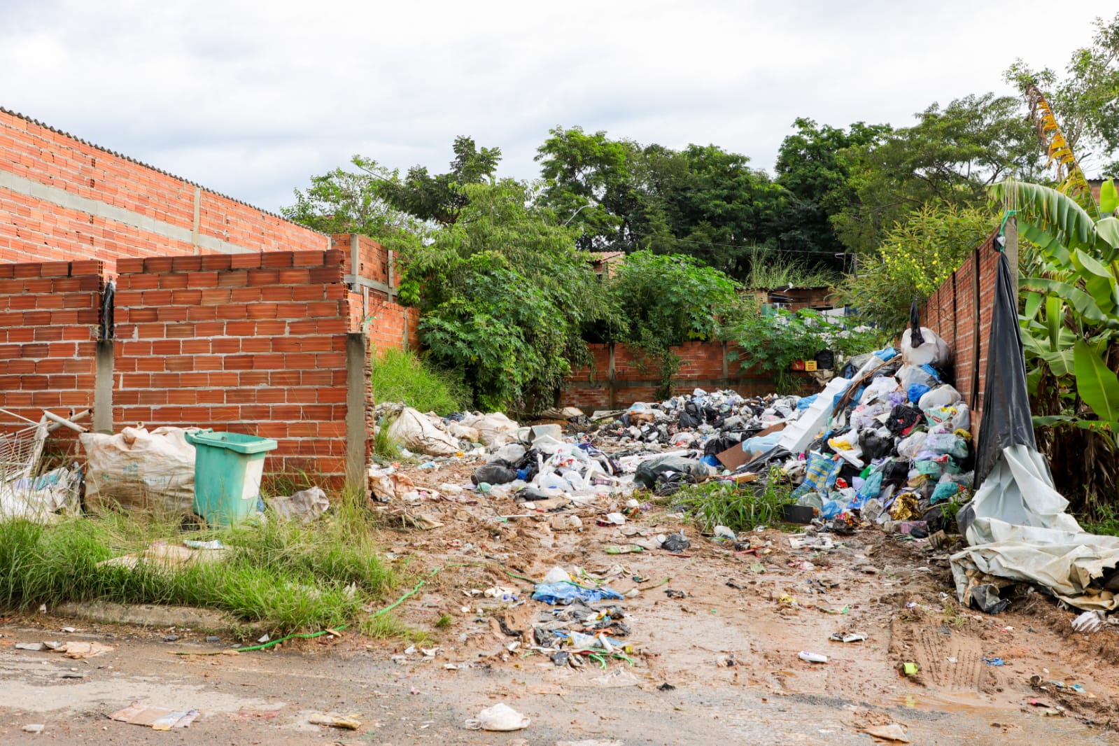 Senador Canedo realiza limpeza em lote usado como depósito irregular de lixo