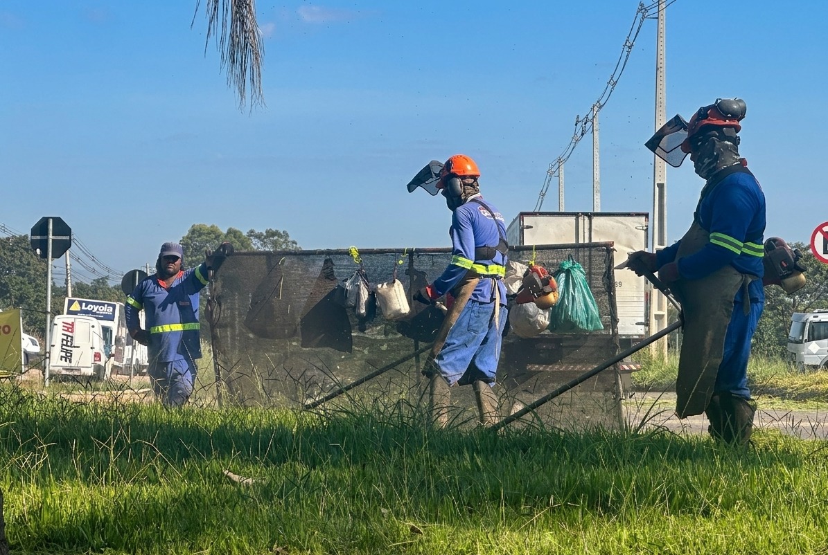 Serviços de roçagem reforçam cuidado com espaços públicos em Senador Canedo