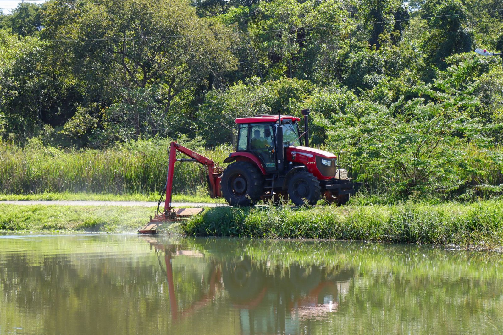 Áreas públicas e lotes recebem roçagem mecanizada em Senador Canedo