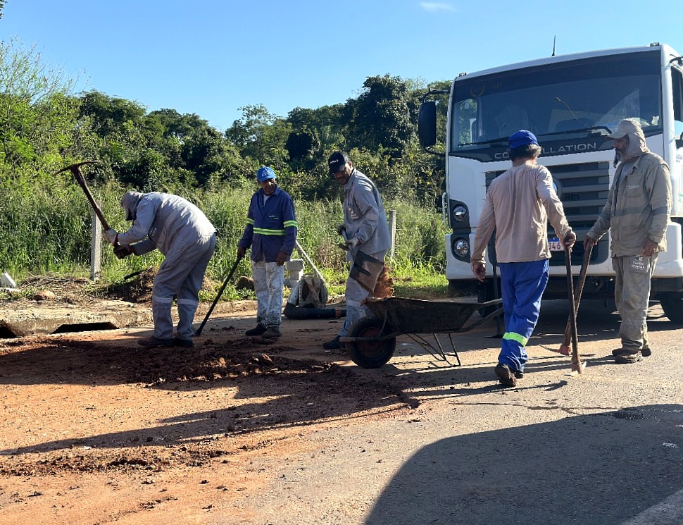 Equipes atuam em diferentes regiões com tapa-buraco em Senador Canedo