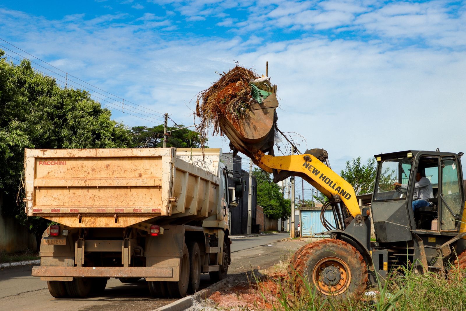 Mutirão da Seinfra leva força-tarefa de serviços ao Nova Morada nesta semana