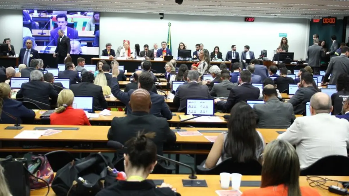 Veja como votaram os deputados da comissão especial que aprovou o fim da escala 6x1