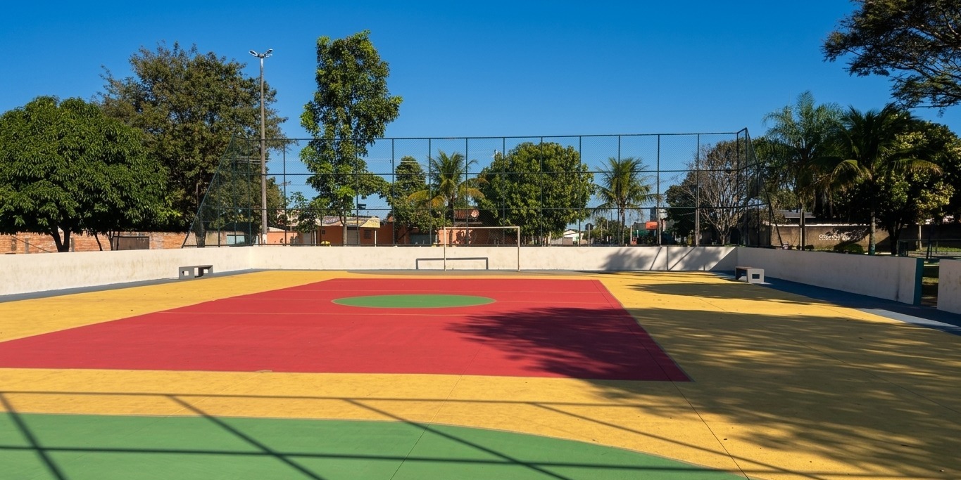 Pintura da quadra da Praça Goiás reforça manutenção de espaços públicos em Senador Canedo