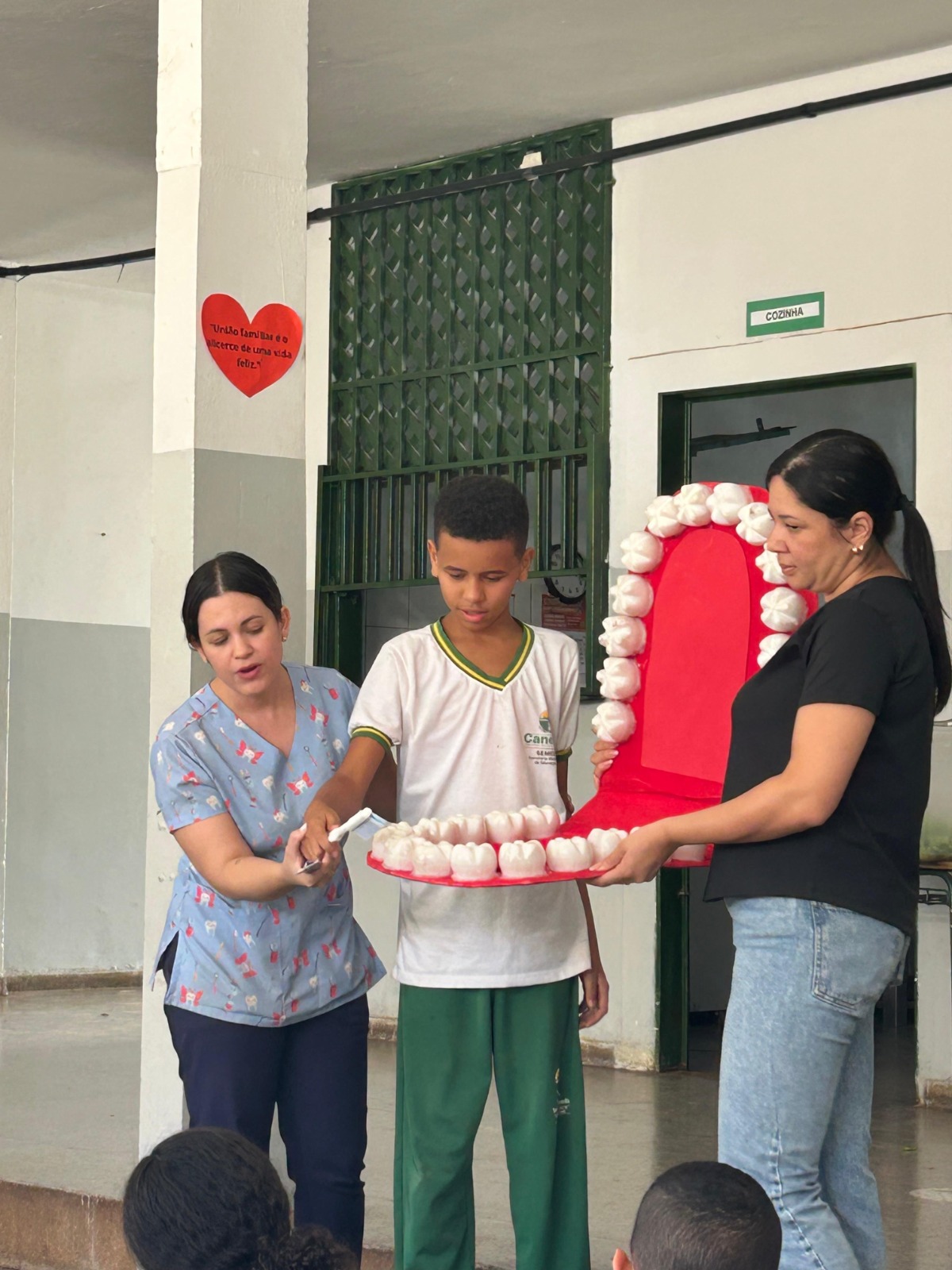 Saúde Bucal na Escola leva orientação e kits de escovação a alunos de Senador Canedo