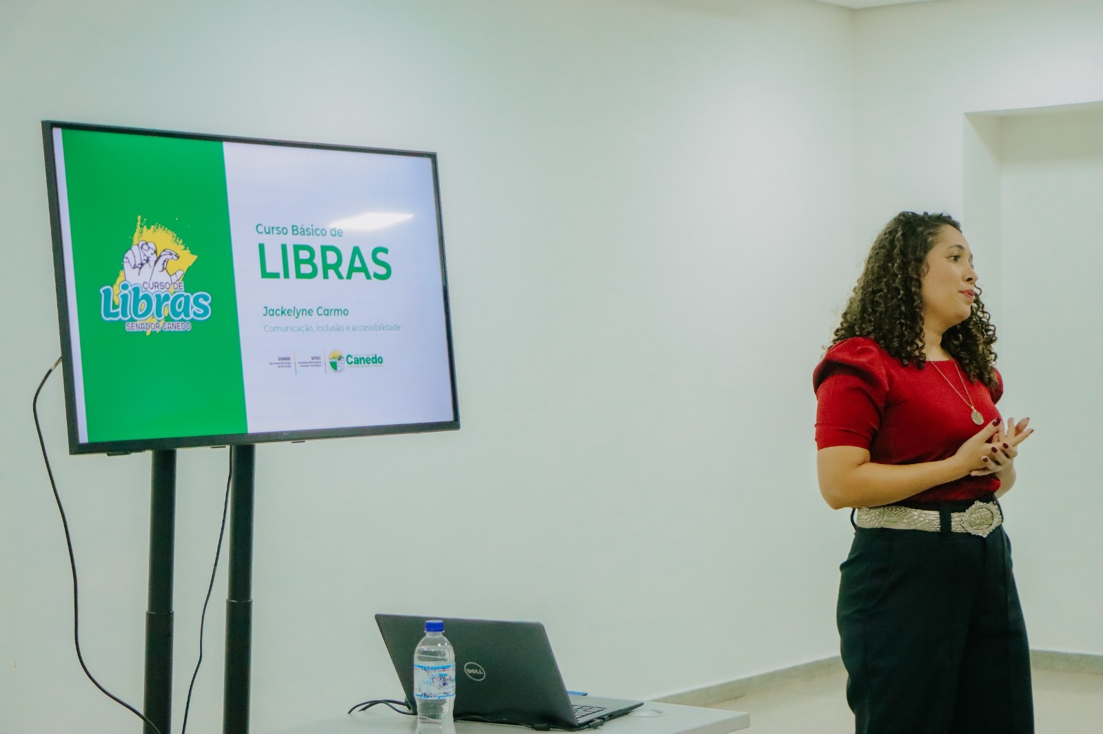 Curso de Libras capacita servidores de Senador Canedo para atendimento público mais inclusivo