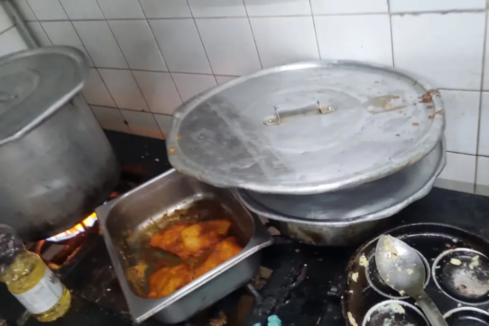 Colaboradores denunciam condições precárias de higiene na cozinha do Hugo