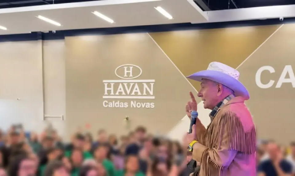 “Vão ter que arranjar outro emprego”: ‘Véio da Havan’ é alvo de ação por assédio eleitoral que pede R$ 30 mi em Goiás