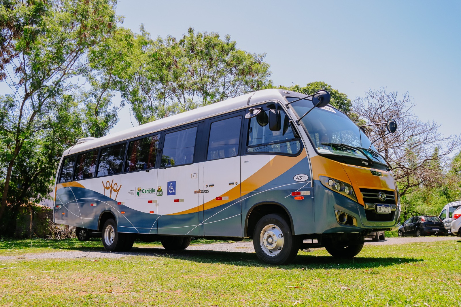 Senador Canedo recebe ônibus adaptado para a Assistência Social
