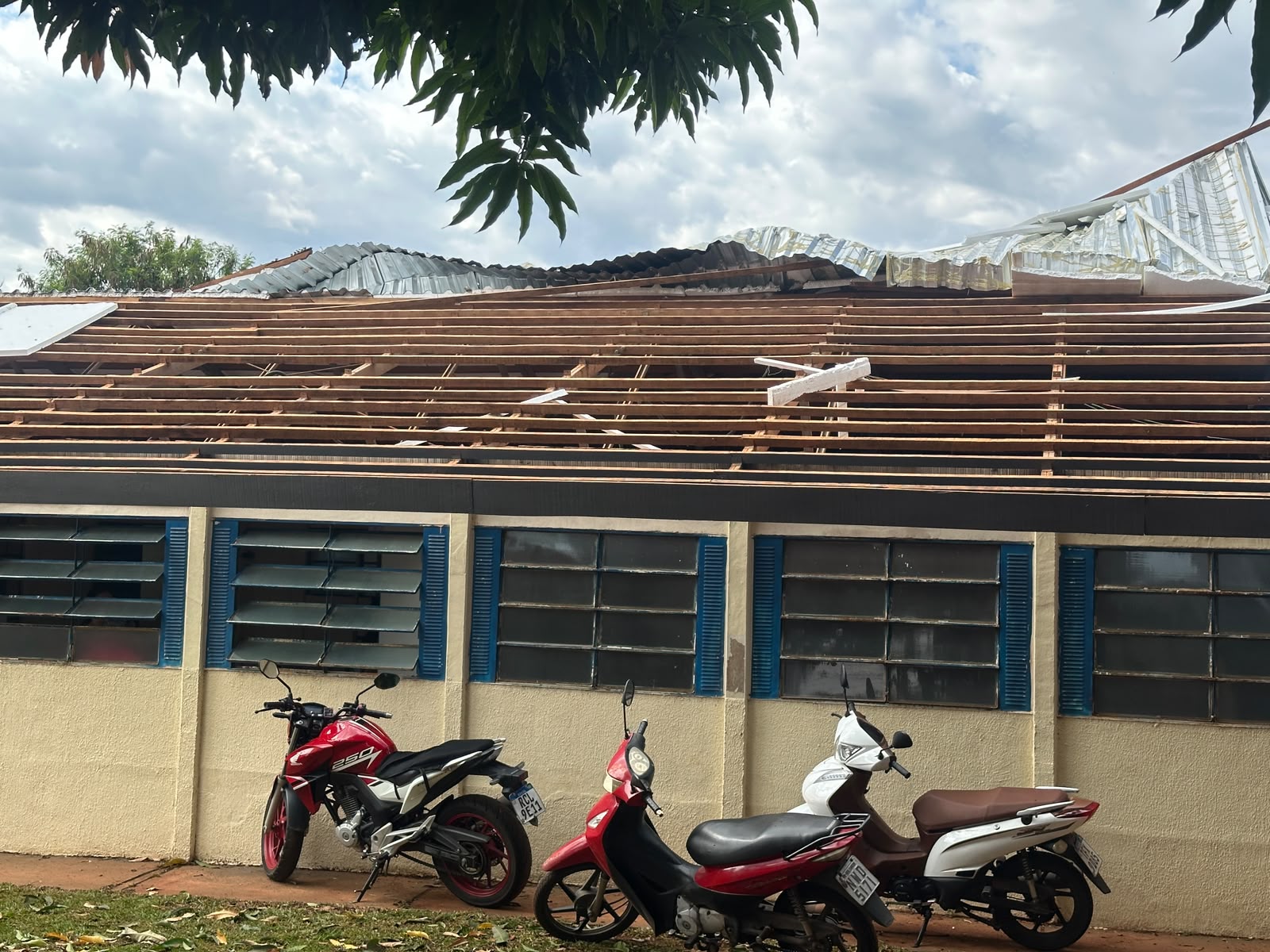 Chuva forte provoca estragos em Senador Canedo